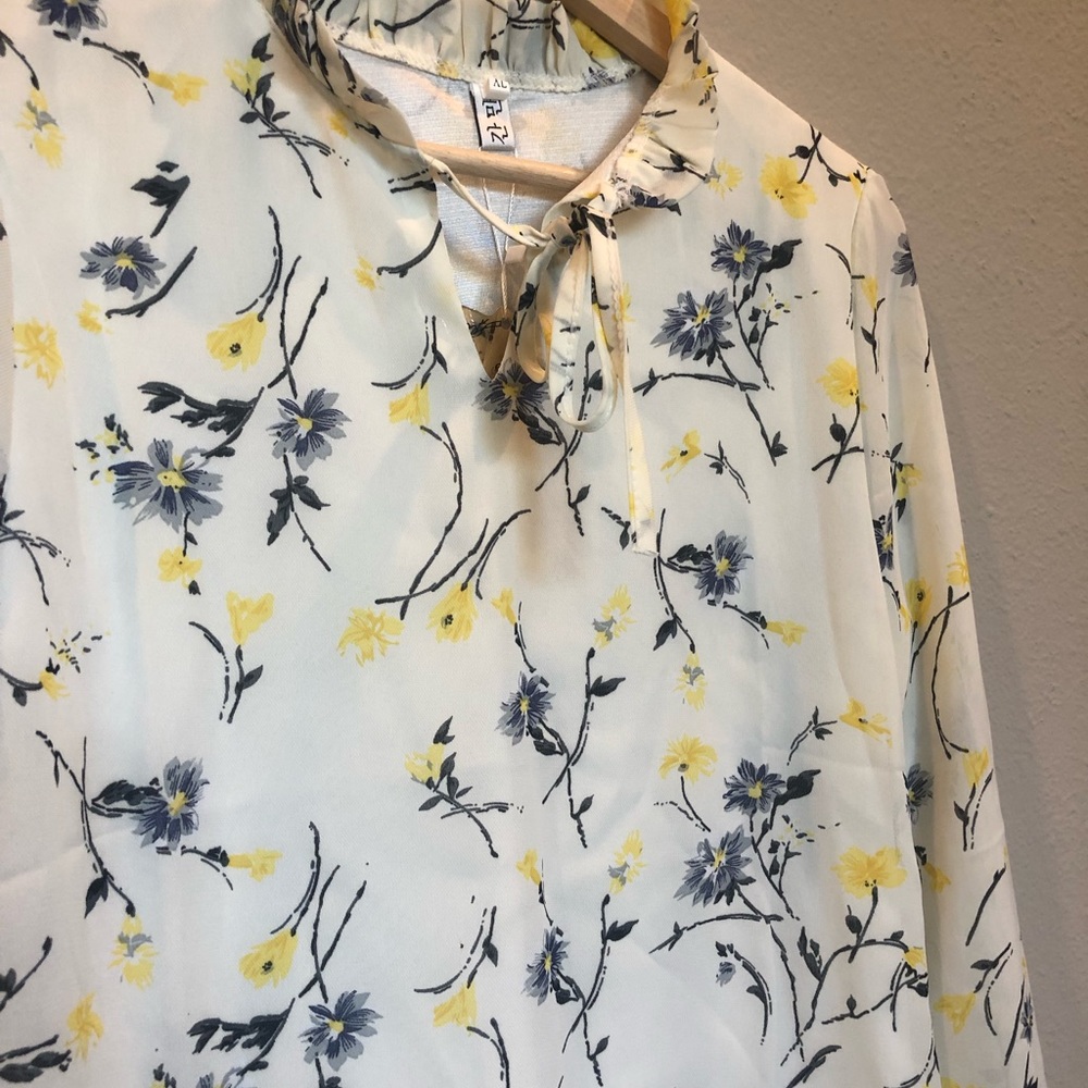 NWT Floral print, tie collar top (fits more like a M) - Picture 3 of 5